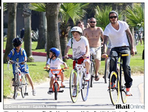 Exercício: Beckham anda de <i>bike</i> com os filhos