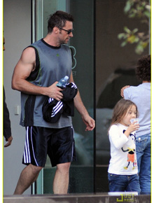 Academia: Hugh Jackman exibe braço tonificado