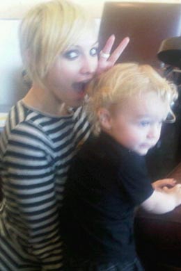 Loira: Ashlee Simpson muda corte e cor dos cabelos