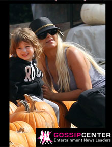 <i>Halloween</i>: Christina Aguilera compra abóboras com o filho