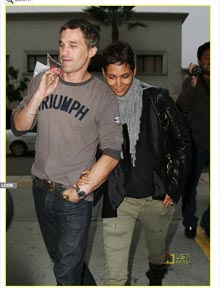 Celular: Halle Berry e Olivier Martinez fazem compras