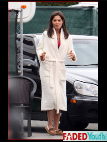 Roupão: Katie Holmes come em <i>set</i>