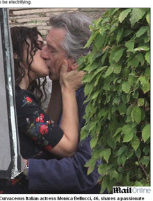 Filmagem: Monica Bellucci e De Niro trocam beijos