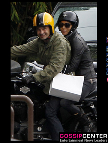 Moto: Halle Berry pega carona com Olivier Martinez