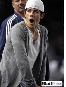 Preguicinha: Nick Jonas boceja em jogo