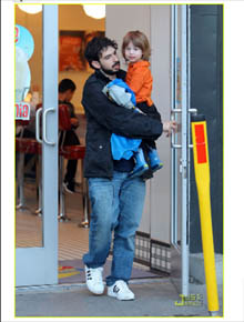 <i>Playground</i>: Ex de Christina Aguilera passeia com filho