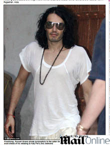 Índia: Russell Brand faz tatuagem de <i>henna</i> na mão