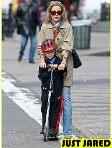 Por aí: Kate Hudson passeia de patinete com o filho