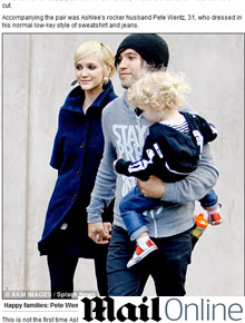Em família: Ashlee Simpson passeia com filho e marido