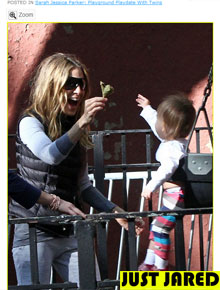 No parquinho: Sarah Jessica se diverte com as filhas
