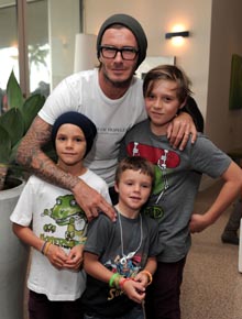 Xis: David Beckham posa ao lado dos filhos
