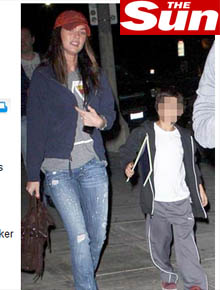 Em família: Megan Fox é clicada com marido e enteado