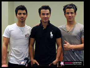Imprensa: <i>Jonas Brothers</i> e Demi Lovato conversam