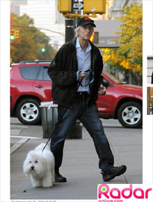 Descanso: Michael Douglas leva <i>pet</i> para passear