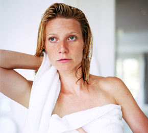 Exposição: Gwyneth Paltrow posa saindo do banho