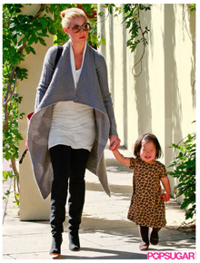 Charmosa: Katherine Heigl passeia com Naleigh