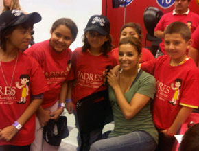 Beneficente: Eva Longoria posa com crianças de ONG
