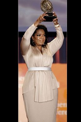<i>Nude</i>: Oprah Winfrey usa vestido de Victoria Beckham