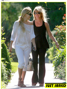 Cafezinho: Kate Hudson visita amiga com a mãe