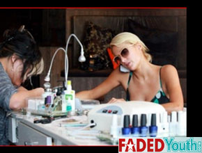 Manicure: Paris Hilton não larga o celular
