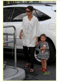 Paz e amor: Halle Berry faz compras com Nahla