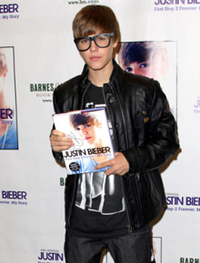 Livro: Justin Bieber distribui autógrafos