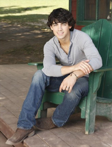 Só minha: Joe Jonas teria ciúme de Ashley Greene