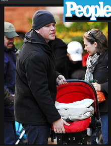 Paizão: Matt Damon passeia com recém-nascida