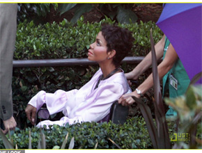 Quem?: Halle Berry aparece com prótese em <i>set</i>