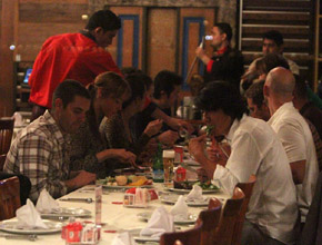 <i>Velozes e Furiosos</i>: Atores conhecem churrascaria