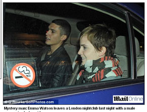 Namoro?: Emma Watson deixa boate acompanhada