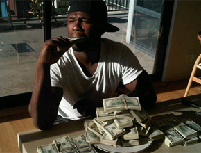 $: 50 Cent posta foto comendo dinheiro