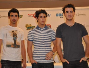 <i>Jonas Brothers</i>: - <i>Espere para nos ouvir logo!</i>, diz Joe