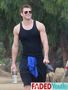Por aí: Kellan Lutz passeia com o cachorro