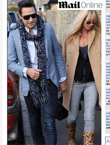 Almoço: Kate Moss usa botas com estampa de oncinha