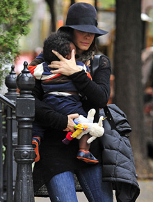 <i>Flashes</i>: Sandra Bullock protege Louis