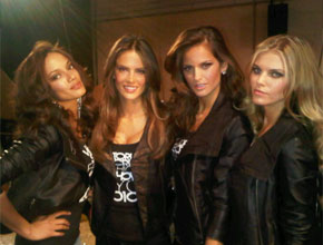 Desfile: Izabel Goulart posa com Alessandra Ambrósio