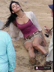 Areia: Vanessa Hudgens filma na praia