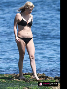 Biquíni: Ke$ha passeia pela praia