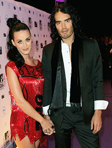 Russell Brand admite: Katy Perry manda nele