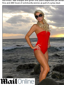 Praia: Paris Hilton fotografa com maiô vermelho