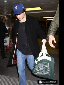Lar: Daniel Radcliffe é clicado no aeroporto