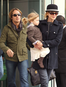 Trio: Nicole Kidman passeia com a família em NY