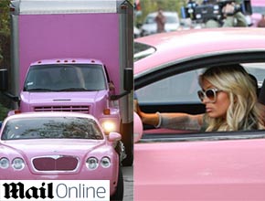 Mudança: Paris Hilton usa carros cor de rosa