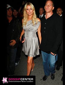 Balada: Paris Hilton sai com o namorado