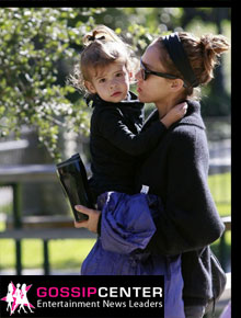 Em família: Jessica Alba leva filha ao parque
