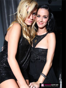 É festa: Ke$ha tira foto com Katy Perry