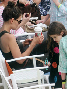 Voltinha: Katie Holmes passa tarde com Suri