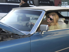 Mais uma vez: Carro de Mischa Barton quebra