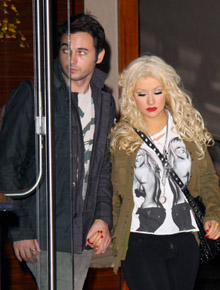 <i>Affair</i>?: Christina Aguilera passeia de mãos dadas